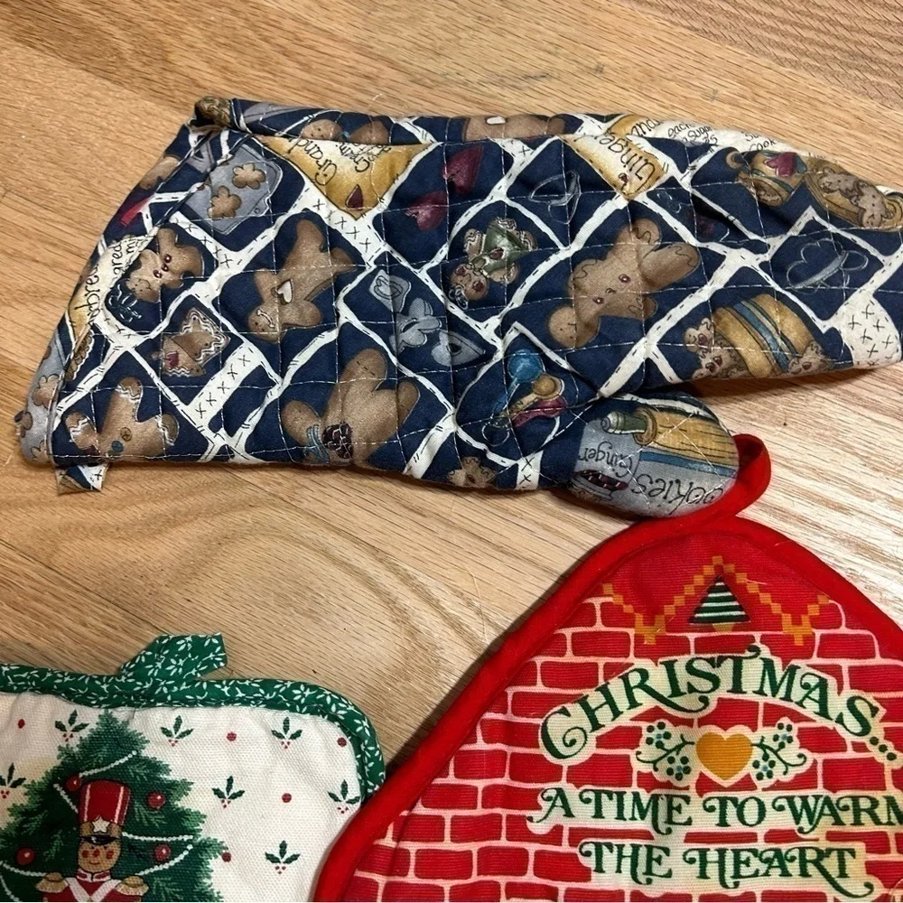 Vintage Pot Holder Bundle Christmas Poinsettias Gingerbread Man Bear Wreath